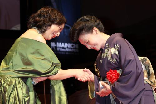 第６５回毎日映画コンクール授賞式。高橋惠子（左）と握手を交わす田中絹代賞の江波杏子