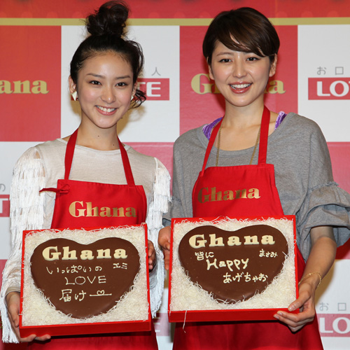 真っ赤なエプロン姿の武井咲（左）と長澤まさみは自らデコレーションした応援メッセージ入りのチョコを手に笑顔