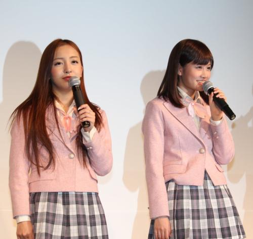 発表会に登場したＡＫＢ４８の板野友美（左）と前田敦子