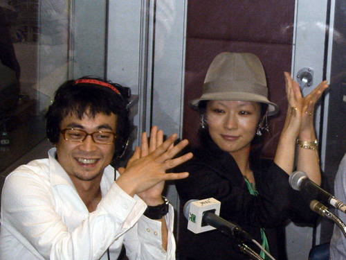 東京事変の（左から）畑利樹容疑者、椎名林檎。２００４年１０月撮影