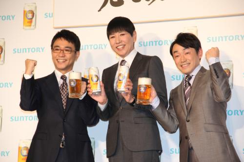 サントリー「ジョッキ生」をＰＲする（左から）八嶋智人、和田アキ子、石井正則