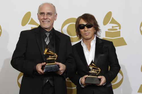 グラミー賞を受賞したラリー・カールトン（左）と「Ｂ’ｚ」のギタリスト、松本孝弘