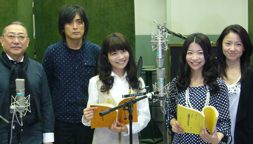 制作取材会に出席した（左から３人目）三倉茉奈、佳奈ら