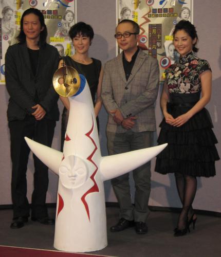ＮＨＫ「ＴＡＲＯの塔」の制作発表会見を行った（左から）田辺誠一、寺島しのぶ、松尾スズキ、常盤貴子