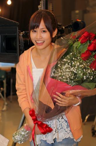 「もしドラ」クランクアップで花束を受け取り笑顔の前田敦子