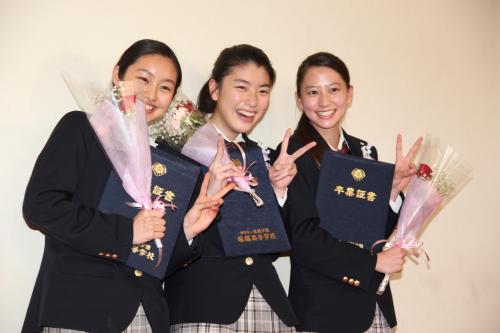 花束と卒業証書を手に笑顔を見せる（左から）忽那汐里、成海璃子、河北麻友子