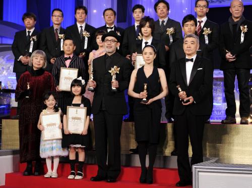 第34回日本アカデミー賞の各部門の最優秀賞受賞者。「悪人」で主演女優賞の深津絵里（前列右から２人目）、作品賞などを受賞した「告白」の中島哲也監督（同３人目）ら