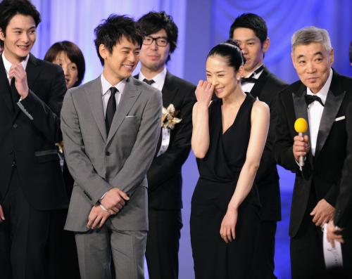 最優秀主演男優賞、同主演女優賞を受賞した、「悪人」の妻夫木聡（左から２人目）と深津絵里