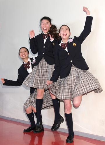 卒業式を終えジャンプする左から忽那汐里、成海璃子、河北麻友子