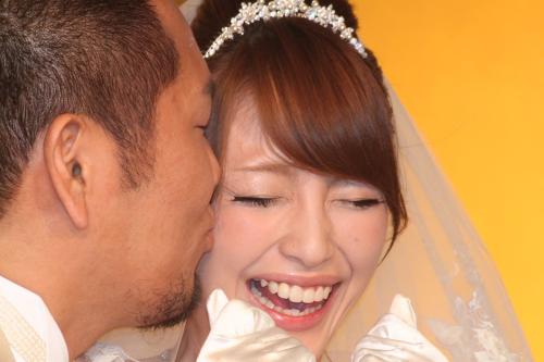 藤本敏史（左）のキスに微妙な表情を見せる木下優樹菜