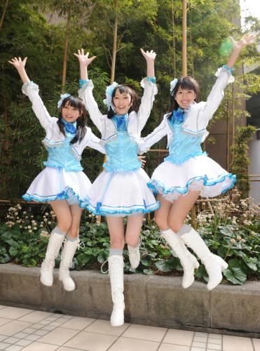 ３月９日発売のシングル「バンザイＶｅｎｕｓ」のＰＲで大阪本社を訪れた（左から）木崎ゆりあ、松井玲奈、平田瑠香子は笑顔でジャンプ