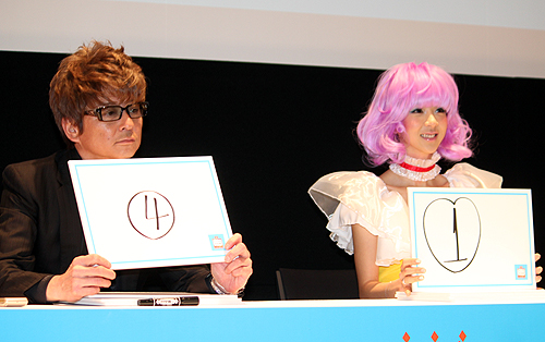 「アニメ王決定戦」記者発表イベントに登場し、アニメクイズに挑戦した哀川翔（左）とほしのあき