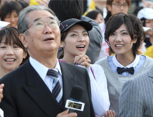 閉会式で石原都知事（手前）の後ろで宮沢佐江（右端）と笑顔を見せる秋元才加（右から２人目）