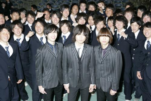 【画像・写真】「ＷＥＡＶＥＲ」滝川二高でサプライズ熱唱