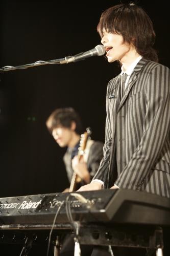 滝川二高の「三送会」でのサプライズライブで熱唱するＷＥＡＶＥＲのボーカル＆ピアノの杉本雄治