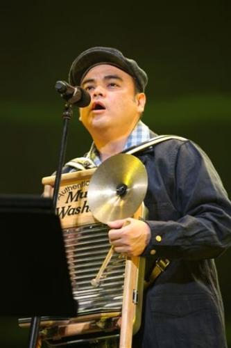 日本武道館で２０周年記念コンサートを開催したＢＥＧＩＮ。ボーカルの比嘉栄昇