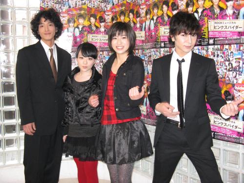 ミュージカル「ピンクスパイダー」の公開稽古前に会見した（左から）渡部豪太、高橋瞳、南沢奈央、武田真治
