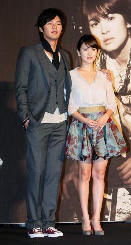 韓流スターのヒョンビン（左）と人気女優のソン・ヘギョ