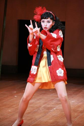 舞台「日本人のへそ」でストリッパー役に挑戦した笹本玲奈