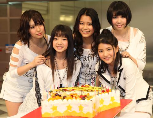 ライブ終了後にケーキを前に笑顔を見せる左から佐武宇綺、田村寛奈、吉井香奈恵、川島海荷、西脇彩華