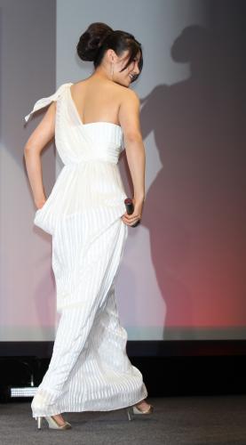 ヘアースプレーＶＯ５の新ＣＭ発表で白のロングドレス姿で登場した小西真奈美