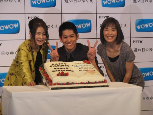 ドラマ「遠い日のゆくえ」の会見に出席した（左から）風吹ジュン、永山絢斗、富田靖子