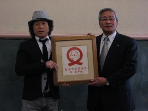 生まれ故郷の高知県宿毛市の中西清二市長（右）から「宿毛市民栄誉賞」を贈られた間寛平