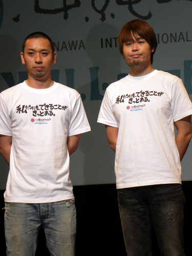 沖縄国際映画祭で舞台あいさつした品川ヒロシ監督（右）と大悟