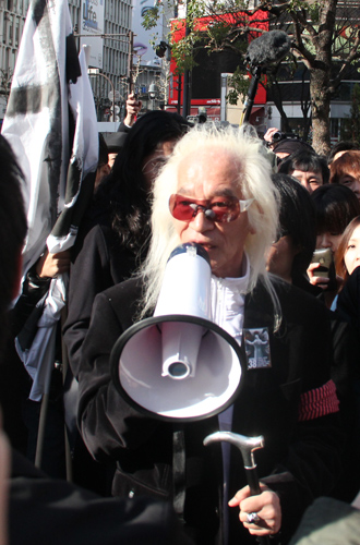 渋谷のハチ公前広場で募金を訴えた内田裕也