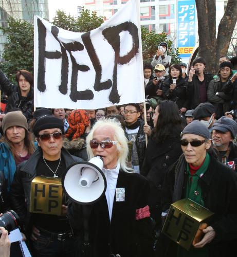 【画像・写真】内田裕也　渋谷で募金活動、セ開幕「５月でもいい」