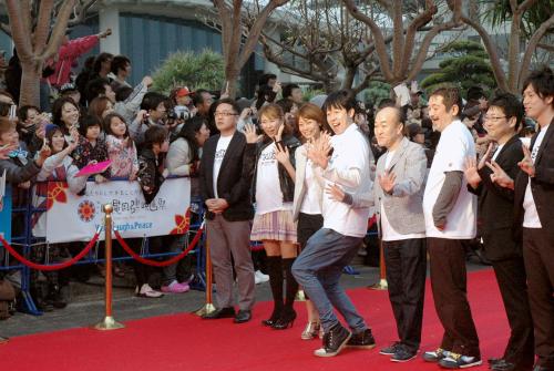 沖縄国際映画祭で東日本大震災の被災者支援を呼び掛けるＴシャツを着て、レッドカーペットを歩く相武紗季（中央左から３人目）ら