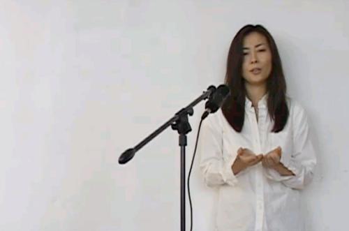 東日本大震災の被災者のために作詞した歌を歌う中山美穂（動画サイト「ユーチューブ」から）