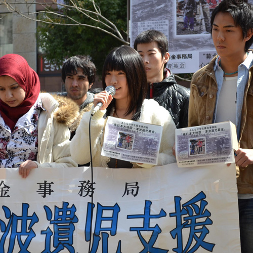 阪神大震災の被災地・神戸で東日本大震災の震災遺児を支援する「あしなが学生募金」を呼びかける滝本美織（中央）