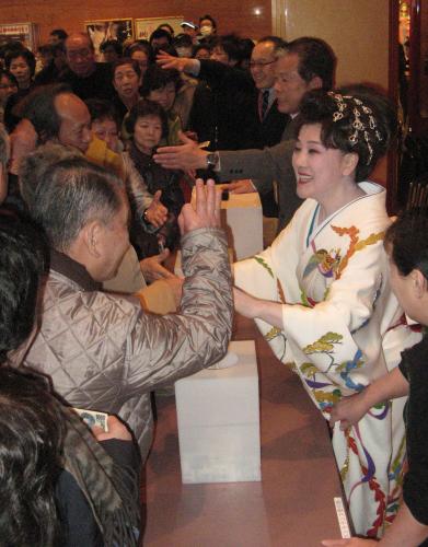 【画像・写真】川中美幸“節電公演”千秋楽…被災地へ義援金も