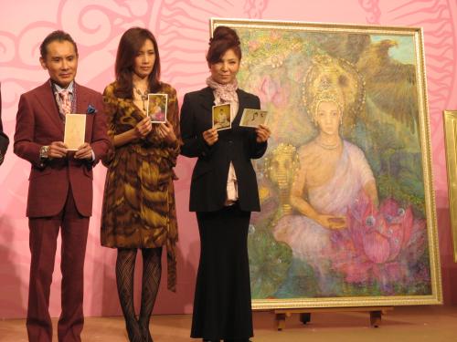 「ブッダの素顔展」の会見に出席した（左から）片岡鶴太郎、工藤静香、八代亜紀