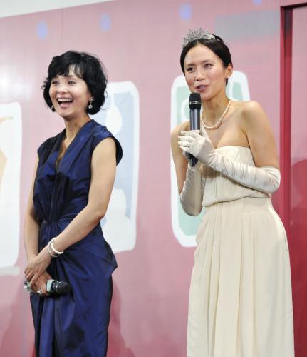 映画「阪急電車」の試写会で舞台あいさつする主演の中谷美紀（右）と南果歩