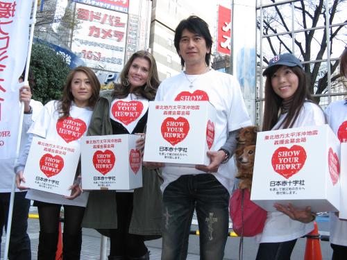 ＧＡＣＫＴの呼びかけに応じ東京のＪＲ新宿駅前で募金活動を行った（左から）仁科仁美、カイヤ、川崎麻世、川島なお美