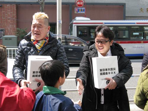ＪＲ五反田駅前で募金活動を行った「キャイ～ン」のウド鈴木（左）と天野ひろゆき