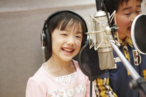 歌手デビューすることになった芦田愛菜。デビュー曲「マル・マル・モリ・モリ！」のレコーディング風景