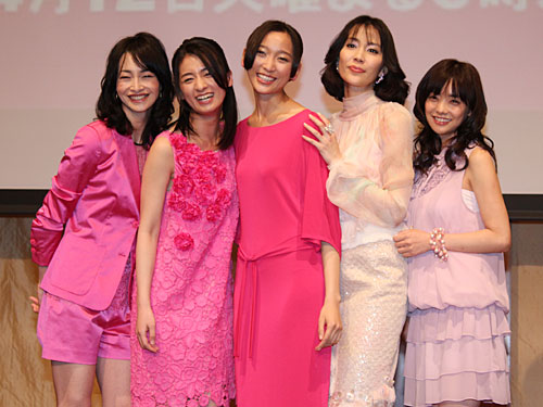 「名前をなくした女神」制作会見で笑顔の（左から）りょう、尾野真千子、杏、木村佳乃、倉科カナ