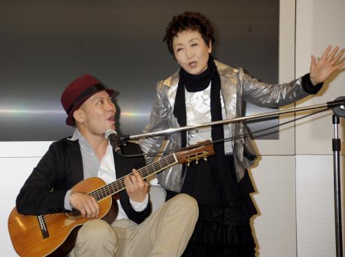 東日本大震災のチャリティーコンサートに出演するかりゆし58の前川真悟（左）と加藤登紀子