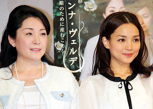 ドラマ「マドンナ・ヴェルデ～娘のために産むこと～」の制作発表に登場した松坂慶子（左）と国仲涼子