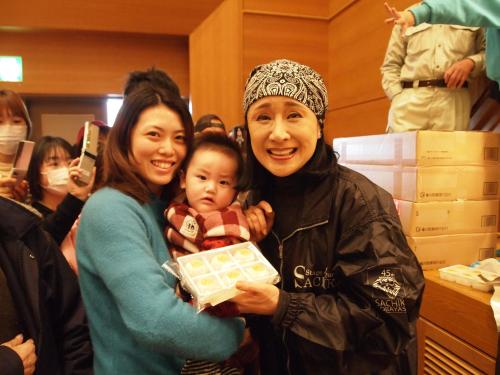 【画像・写真】小林幸子　避難所でまんじゅう１万２千個配布