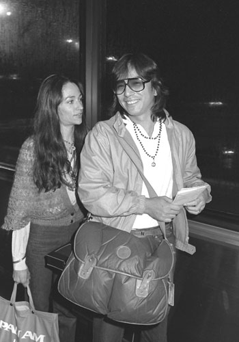 １９８０年３月５日、ニューヨークでの挙式後、新婦オリビア・ハッセーと帰国した布施明