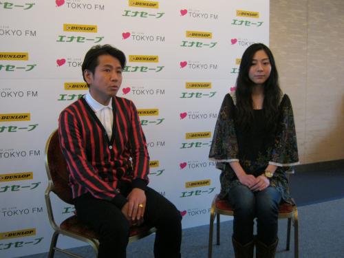 震災支援ライブへの思いを語った藤井フミヤ（左）と植村花菜