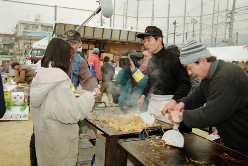 ９５年２月、阪神淡路大震災の時に炊き出しを行った、渡瀬恒彦（右）、渡哲也ら石原プロのメンバー