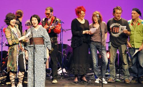 11日、パリの被災地支援コンサートで「故郷」を歌う出演者。右から３人目がジェーン・バーキン