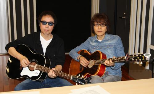 被災地へのチャリティー番組でパーソナリティーを務める吉田拓郎（左）と坂崎幸之助