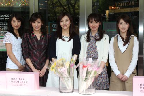 募金活動を行った（左から）望月理恵、中田有紀、伊藤綾子、掛貝梨紗、鷲尾春香