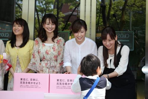 募金活動する（左から）長野美郷、高見侑里、杉崎美香、皆藤愛子
